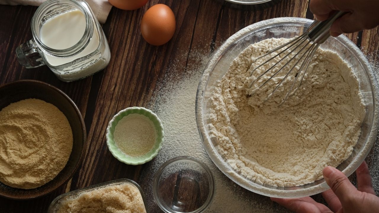 What are the benefits of using natural sweeteners in baking?